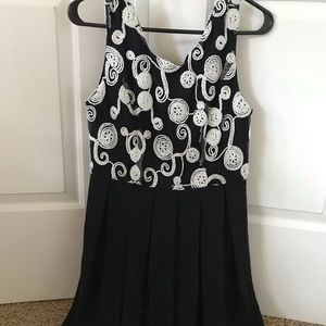 Beautiful black and white detailed dress! (L)